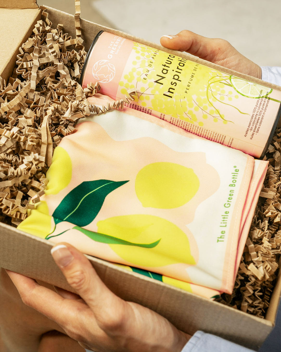 Cofre "SILK & PERFUME" medium: pañuelo hecho a mano FLOR DE LIMONERO con Eau de Parfum NATURAL INSPIRATION 30 ML TLGB
